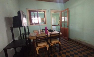 EXCELENTE CASA CON 2 HABITACIONES, COCINA, COMEDOR, DESPENSA Y LAVADERO CUBIERTO. EN LOTE PROPIO CON AMPLIO FONDO LIBRE Y GALPÓN DE HERRAMIENTAS.