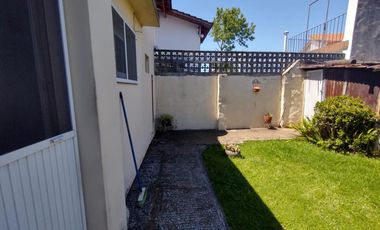 EXCELENTE CASA CON 2 HABITACIONES, COCINA, COMEDOR, DESPENSA Y LAVADERO CUBIERTO. EN LOTE PROPIO CON AMPLIO FONDO LIBRE Y GALPÓN DE HERRAMIENTAS.