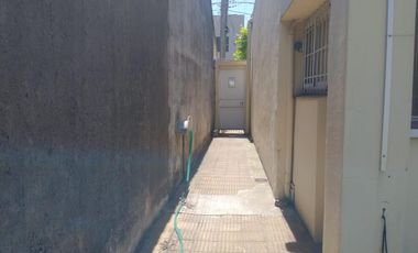EXCELENTE CASA CON 2 HABITACIONES, COCINA, COMEDOR, DESPENSA Y LAVADERO CUBIERTO. EN LOTE PROPIO CON AMPLIO FONDO LIBRE Y GALPÓN DE HERRAMIENTAS.