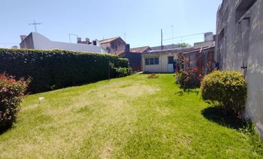 EXCELENTE CASA CON 2 HABITACIONES, COCINA, COMEDOR, DESPENSA Y LAVADERO CUBIERTO. EN LOTE PROPIO CON AMPLIO FONDO LIBRE Y GALPÓN DE HERRAMIENTAS.