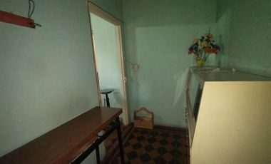 EXCELENTE CASA CON 2 HABITACIONES, COCINA, COMEDOR, DESPENSA Y LAVADERO CUBIERTO. EN LOTE PROPIO CON AMPLIO FONDO LIBRE Y GALPÓN DE HERRAMIENTAS.