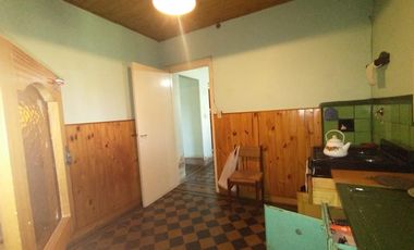 EXCELENTE CASA CON 2 HABITACIONES, COCINA, COMEDOR, DESPENSA Y LAVADERO CUBIERTO. EN LOTE PROPIO CON AMPLIO FONDO LIBRE Y GALPÓN DE HERRAMIENTAS.