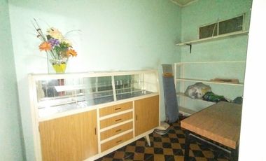 EXCELENTE CASA CON 2 HABITACIONES, COCINA, COMEDOR, DESPENSA Y LAVADERO CUBIERTO. EN LOTE PROPIO CON AMPLIO FONDO LIBRE Y GALPÓN DE HERRAMIENTAS.