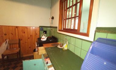 EXCELENTE CASA CON 2 HABITACIONES, COCINA, COMEDOR, DESPENSA Y LAVADERO CUBIERTO. EN LOTE PROPIO CON AMPLIO FONDO LIBRE Y GALPÓN DE HERRAMIENTAS.