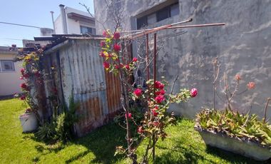 EXCELENTE CASA CON 2 HABITACIONES, COCINA, COMEDOR, DESPENSA Y LAVADERO CUBIERTO. EN LOTE PROPIO CON AMPLIO FONDO LIBRE Y GALPÓN DE HERRAMIENTAS.