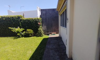 EXCELENTE CASA CON 2 HABITACIONES, COCINA, COMEDOR, DESPENSA Y LAVADERO CUBIERTO. EN LOTE PROPIO CON AMPLIO FONDO LIBRE Y GALPÓN DE HERRAMIENTAS.