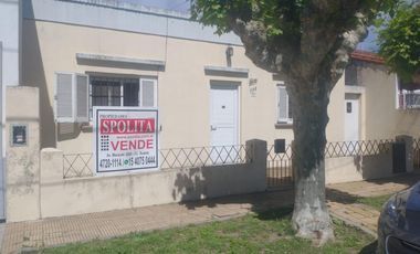 EXCELENTE CASA CON 2 HABITACIONES, COCINA, COMEDOR, DESPENSA Y LAVADERO CUBIERTO. EN LOTE PROPIO CON AMPLIO FONDO LIBRE Y GALPÓN DE HERRAMIENTAS.