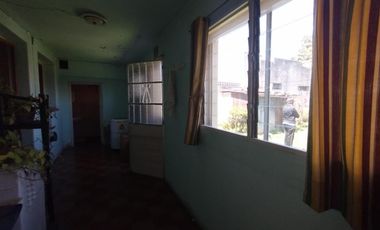 EXCELENTE CASA CON 2 HABITACIONES, COCINA, COMEDOR, DESPENSA Y LAVADERO CUBIERTO. EN LOTE PROPIO CON AMPLIO FONDO LIBRE Y GALPÓN DE HERRAMIENTAS.