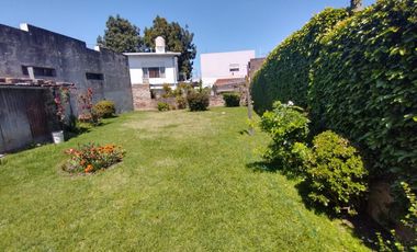 EXCELENTE CASA CON 2 HABITACIONES, COCINA, COMEDOR, DESPENSA Y LAVADERO CUBIERTO. EN LOTE PROPIO CON AMPLIO FONDO LIBRE Y GALPÓN DE HERRAMIENTAS.