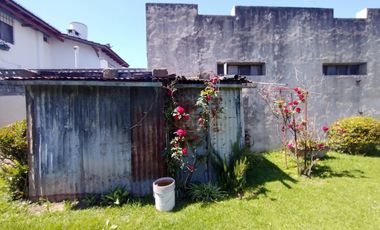 EXCELENTE CASA CON 2 HABITACIONES, COCINA, COMEDOR, DESPENSA Y LAVADERO CUBIERTO. EN LOTE PROPIO CON AMPLIO FONDO LIBRE Y GALPÓN DE HERRAMIENTAS.