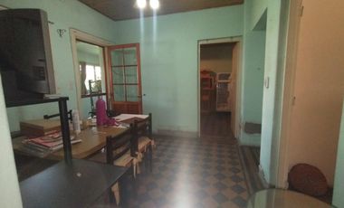 EXCELENTE CASA CON 2 HABITACIONES, COCINA, COMEDOR, DESPENSA Y LAVADERO CUBIERTO. EN LOTE PROPIO CON AMPLIO FONDO LIBRE Y GALPÓN DE HERRAMIENTAS.