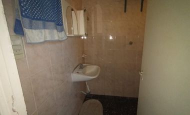 EXCELENTE CASA CON 2 HABITACIONES, COCINA, COMEDOR, DESPENSA Y LAVADERO CUBIERTO. EN LOTE PROPIO CON AMPLIO FONDO LIBRE Y GALPÓN DE HERRAMIENTAS.