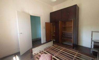 EXCELENTE CASA CON 2 HABITACIONES, COCINA, COMEDOR, DESPENSA Y LAVADERO CUBIERTO. EN LOTE PROPIO CON AMPLIO FONDO LIBRE Y GALPÓN DE HERRAMIENTAS.