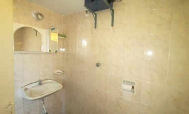 EXCELENTE CASA CON 2 HABITACIONES, COCINA, COMEDOR, DESPENSA Y LAVADERO CUBIERTO. EN LOTE PROPIO CON AMPLIO FONDO LIBRE Y GALPÓN DE HERRAMIENTAS.