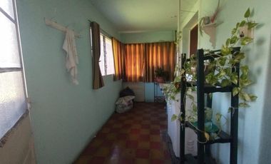 EXCELENTE CASA CON 2 HABITACIONES, COCINA, COMEDOR, DESPENSA Y LAVADERO CUBIERTO. EN LOTE PROPIO CON AMPLIO FONDO LIBRE Y GALPÓN DE HERRAMIENTAS.