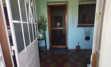 EXCELENTE CASA CON 2 HABITACIONES, COCINA, COMEDOR, DESPENSA Y LAVADERO CUBIERTO. EN LOTE PROPIO CON AMPLIO FONDO LIBRE Y GALPÓN DE HERRAMIENTAS.