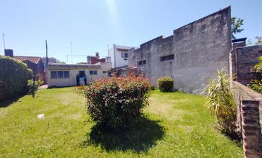 EXCELENTE CASA CON 2 HABITACIONES, COCINA, COMEDOR, DESPENSA Y LAVADERO CUBIERTO. EN LOTE PROPIO CON AMPLIO FONDO LIBRE Y GALPÓN DE HERRAMIENTAS.