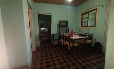 EXCELENTE CASA CON 2 HABITACIONES, COCINA, COMEDOR, DESPENSA Y LAVADERO CUBIERTO. EN LOTE PROPIO CON AMPLIO FONDO LIBRE Y GALPÓN DE HERRAMIENTAS.