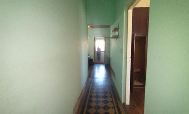 EXCELENTE CASA CON 2 HABITACIONES, COCINA, COMEDOR, DESPENSA Y LAVADERO CUBIERTO. EN LOTE PROPIO CON AMPLIO FONDO LIBRE Y GALPÓN DE HERRAMIENTAS.