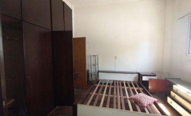 EXCELENTE CASA CON 2 HABITACIONES, COCINA, COMEDOR, DESPENSA Y LAVADERO CUBIERTO. EN LOTE PROPIO CON AMPLIO FONDO LIBRE Y GALPÓN DE HERRAMIENTAS.