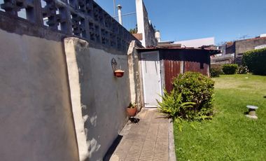 EXCELENTE CASA CON 2 HABITACIONES, COCINA, COMEDOR, DESPENSA Y LAVADERO CUBIERTO. EN LOTE PROPIO CON AMPLIO FONDO LIBRE Y GALPÓN DE HERRAMIENTAS.