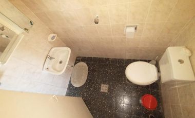 EXCELENTE CASA CON 2 HABITACIONES, COCINA, COMEDOR, DESPENSA Y LAVADERO CUBIERTO. EN LOTE PROPIO CON AMPLIO FONDO LIBRE Y GALPÓN DE HERRAMIENTAS.