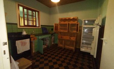 EXCELENTE CASA CON 2 HABITACIONES, COCINA, COMEDOR, DESPENSA Y LAVADERO CUBIERTO. EN LOTE PROPIO CON AMPLIO FONDO LIBRE Y GALPÓN DE HERRAMIENTAS.