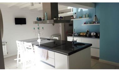 Chalet 5 ambientes con piscina. Zona La Florida