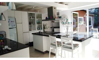 Chalet 5 ambientes con piscina. Zona La Florida