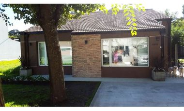 Chalet 5 ambientes con piscina. Zona La Florida