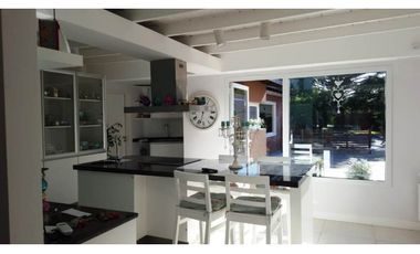 Chalet 5 ambientes con piscina. Zona La Florida
