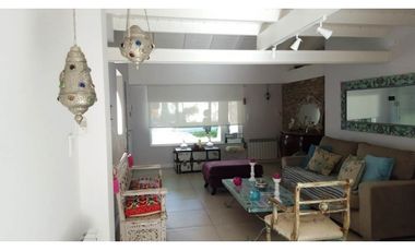 Chalet 5 ambientes con piscina. Zona La Florida
