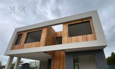 Casa moderna a la venta con 4 dormitorios en Los Carpinchos
