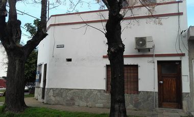 CASA EN ESQUINA CON DOS DORMITORIOS
