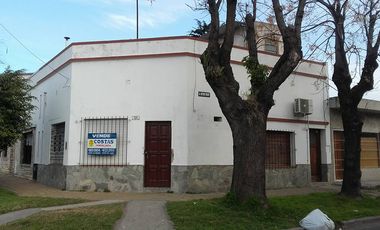 CASA EN ESQUINA CON DOS DORMITORIOS