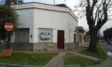 CASA EN ESQUINA CON DOS DORMITORIOS