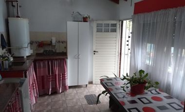 Casa tipo triplex ubicada a 50 metros de Avenida Espora .