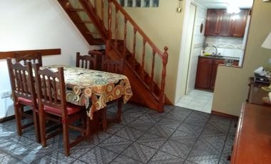 Casa tipo triplex ubicada a 50 metros de Avenida Espora .