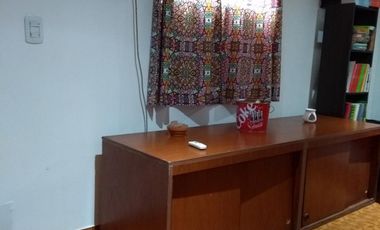 Casa tipo triplex ubicada a 50 metros de Avenida Espora .