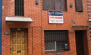 Casa tipo triplex ubicada a 50 metros de Avenida Espora .