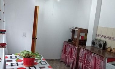 Casa tipo triplex ubicada a 50 metros de Avenida Espora .