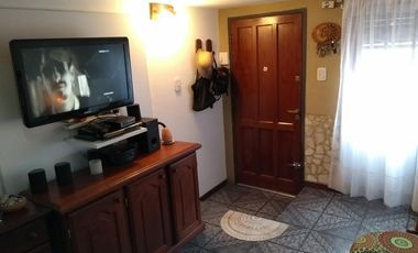 Casa tipo triplex ubicada a 50 metros de Avenida Espora .