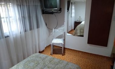 Casa tipo triplex ubicada a 50 metros de Avenida Espora .