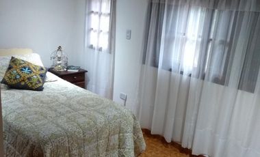 Casa tipo triplex ubicada a 50 metros de Avenida Espora .