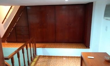 Casa tipo triplex ubicada a 50 metros de Avenida Espora .
