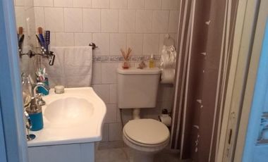 Casa tipo triplex ubicada a 50 metros de Avenida Espora .