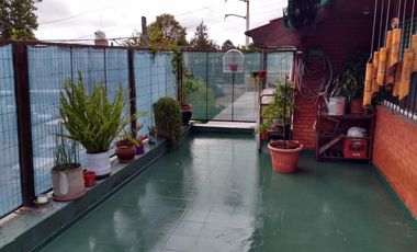 Casa tipo triplex ubicada a 50 metros de Avenida Espora .