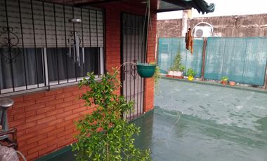 Casa tipo triplex ubicada a 50 metros de Avenida Espora .