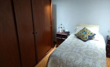 Casa tipo triplex ubicada a 50 metros de Avenida Espora .