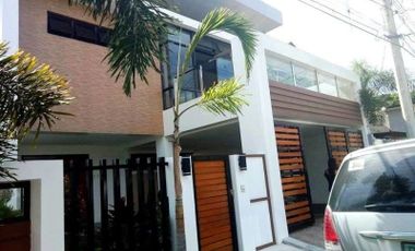 Three Storey with Five Bedrooms House and Lot for Sale in H
